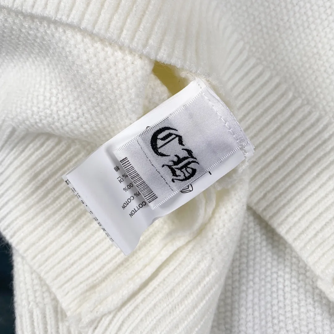 P280 ChromeHearts popular Chrome Hearts CH Sanskrit horseshoe cross embroidery button cardigan jacket raglan sleeve sweater, contrasting color splicing raglan round neck knitted sweater, unique knitting texture, soft and skin-friendly, classic pattern embroidery on the front and back. Retro chic. The contrasting color raglan sleeve design and the thick stitching craftsmanship at the joints make it look great when worn alone or layered! The fit is loose and slimming! Fashionable patchwork colored sweater, colorfully intertwined, with clear layers, warm and slimming. Whether worn alone or layered, you can easily control various styles and show your personal charm. The raglan sleeves are shoulder-width in contrasting colors and have ultra-detailed embroidery on the front and back, giving it a casual street feel. It looks great when worn alone! The sleeves are designed with contrasting colors and seams, and the round neck style reveals the neck and flatters the face shape! Wool blend knitted fabric, soft, comfortable and warm to the touch. Contrasting color design➕Loose fit, not flattering on your body shape and slimming, not to mention how easy it is to wear! Basic, versatile and fashionable classic! Black and white are versatile! Black and gray high-end! Couples get involved!  Color: black and white/black gray Size: S~M~L